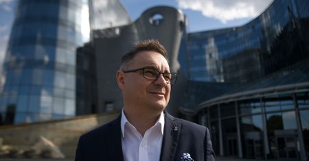 Zatrudniał go w TVP Jacek Kurski. Został zwolniony dyscyplinarnie