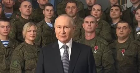 Putin przemawiał. Spojrzeli na blondynkę za jego plecami i się wydało