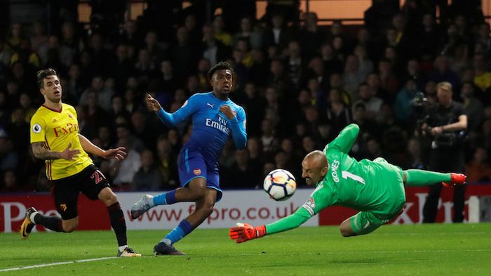 Reuters / Eddie Keogh / Na zdjęciu: Alex Iwobi (w niebieskiej koszulce) i Heurelho Gomes (nr 1 na koszulce)