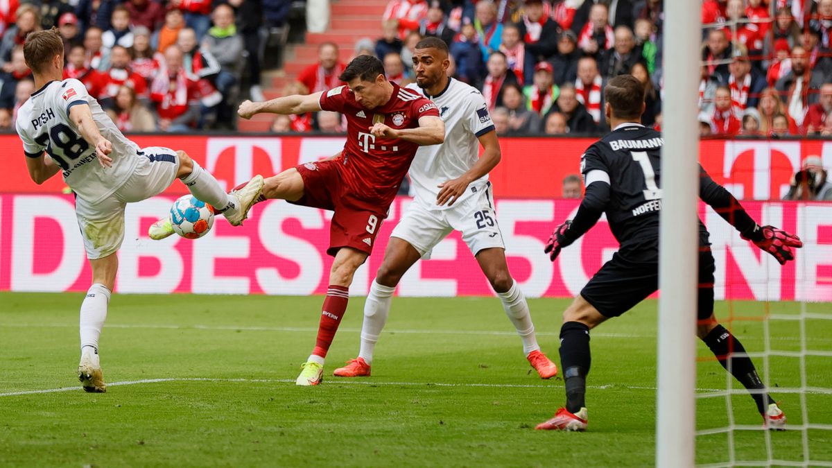 PAP/EPA / RONALD WITTEK / Na zdjęciu: Robert Lewandowski (w środku) walczy o piłkę