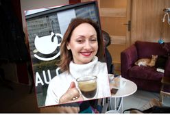 "To był strzał w dziesiątkę". Warszawska kawiarnia z kotami w kilka dni zebrała 20 tys. zł