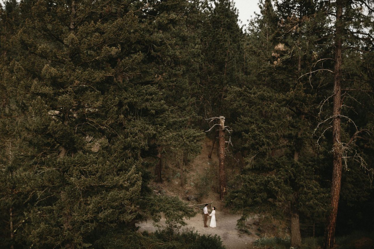 Fotografia ślubna to twardy orzech do zgryzienia. Fotograf ma jedną niepowtarzalną szansę na ujęcie każdej chwili.W międzyczasie na pewno pojawiają się spore trudności, z którymi musi się zmagać. Wielu fotografów popada w rutynę i realizuje zlecenia według określonych schematów, lecz to na pewno nie zapewni im miejsca wśród najlepszych.