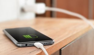 Ładowanie telefonu w nocy? Lepiej przestań to robić