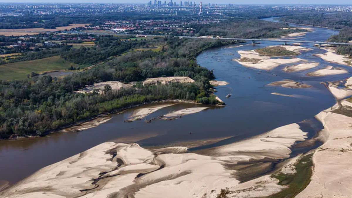 W Wiśle odkryto 12-metrowy fragment drewnianej łodzi  