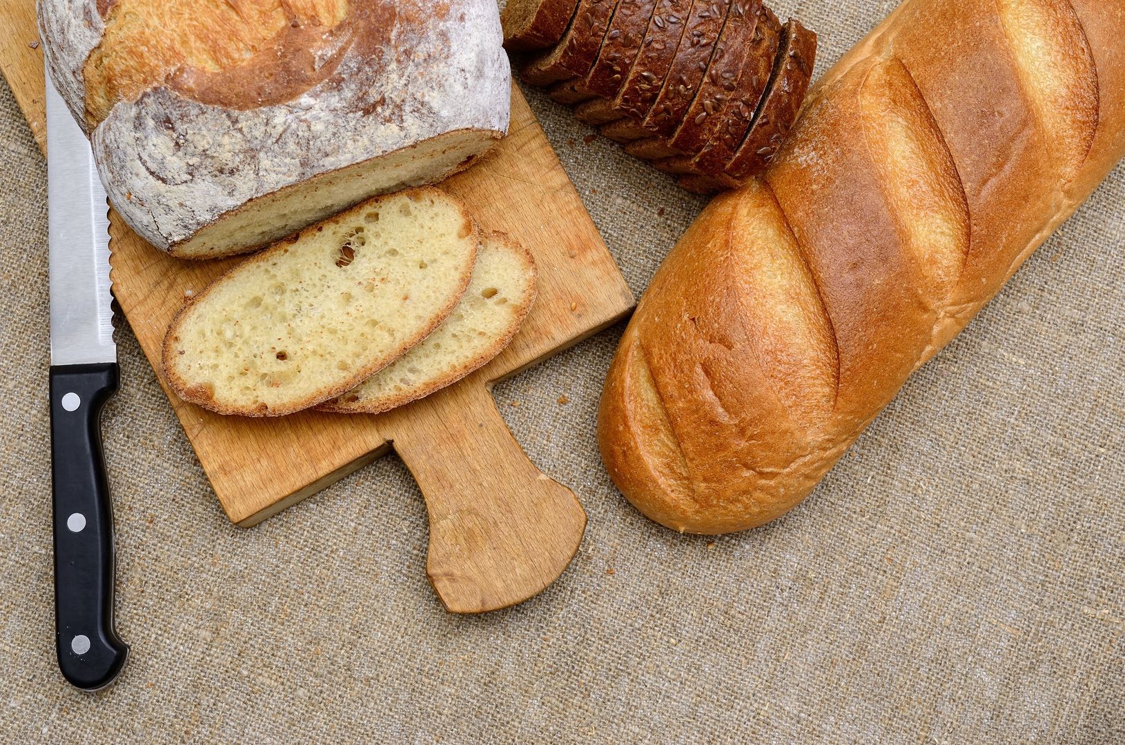 Różne rodzaje chleba na desce do krojenia