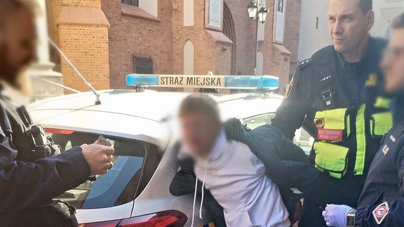 Mężczyzna został zatrzymany i przekazany policjantom