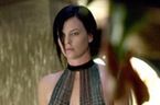 Charlize Theron trzyma Oscara w toalecie
