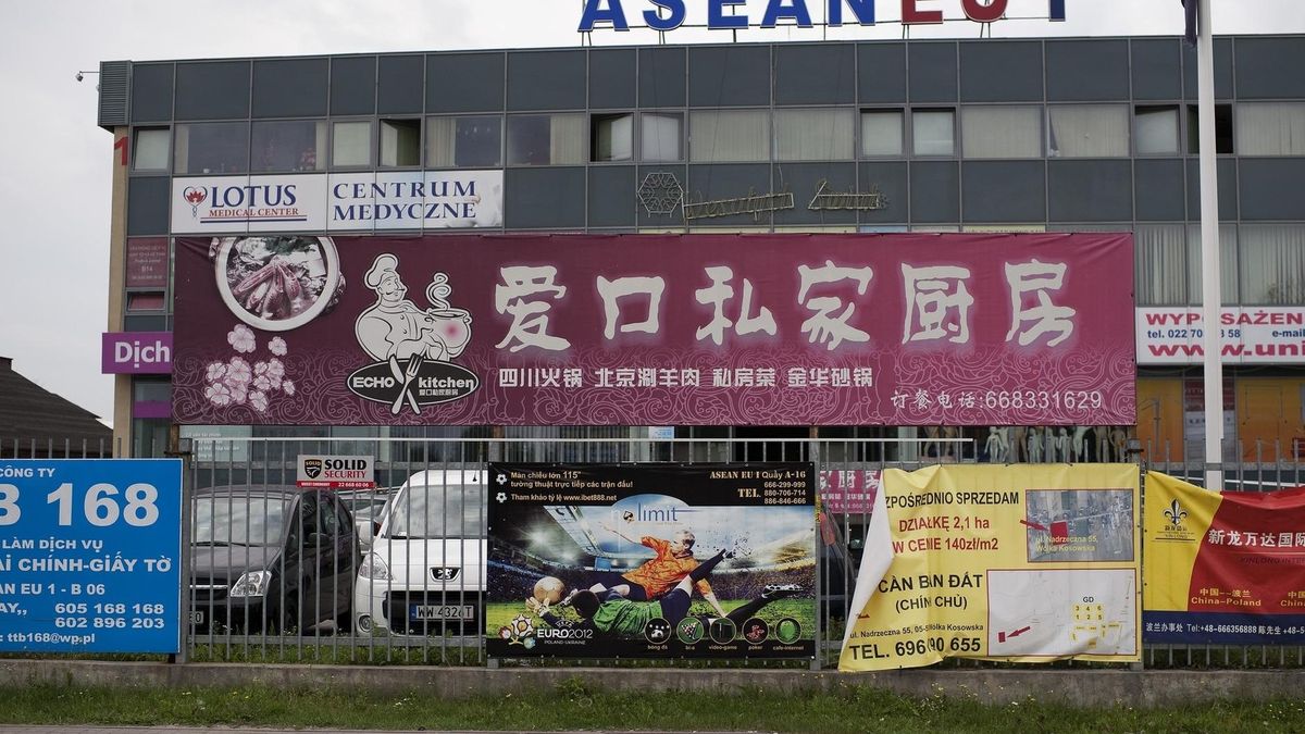 Wietnamczycy handlowali odzieżą m.in. na targowisku w Wólce Kosowskiej pod Warszawą. I nie płacili podatków