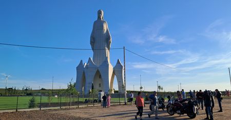 Ta figura jest rekordzistką. Stoi w szczerym polu