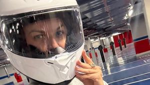 Lewandowska wsiadła na skuter. Pojechała oglądać męża w pracy