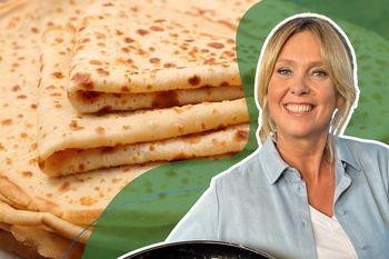 Ewa Wachowicz robi naleśniki obiadowe. Elastyczne ciasto zawdzięcza banalnemu patentowi