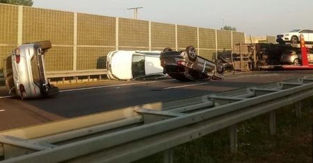 Wypadek na trasie S7. Trzy nowe Mercedesy spadły z lawety