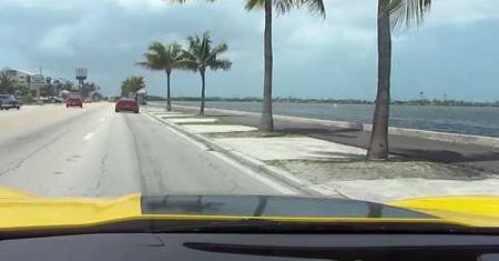 Corvette tonie w oceanie [wideo]