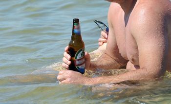 Znieczulica. Prowokacja na plaży obnażyła problem. Zero reakcji
