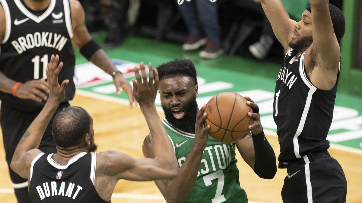 Jaylen Brown (w środku), Kevin Durant (z lewej) i Bruce Brown (z prawej)