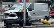 Warszawa: Zderzenie trzech pojazdów na Woli. Bus wjechał w słup