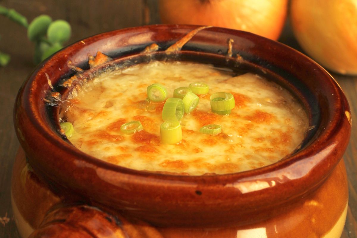 Zupa cebulowa — sycąca i aromatyczna