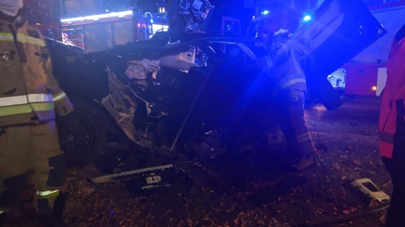 Volkswagen wjechał w drzewo na ul. Glinianej | fot. KM PSP Lublin