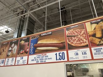 Hot dogi z Costco nie podrożały od 1985 r. Założyciel firmy powiedział prezesowi, że "zamorduje go", jeśli kiedykolwiek ruszy cenę