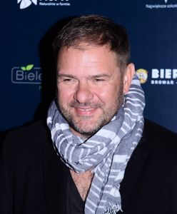 Rozbawiony Karolak udaje, że ma maseczkę