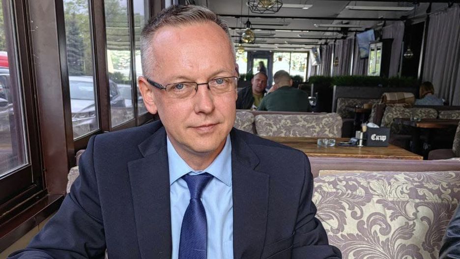 Tomasz Szmydt na zdjęciu wykonanym w białoruskiej restauracji 