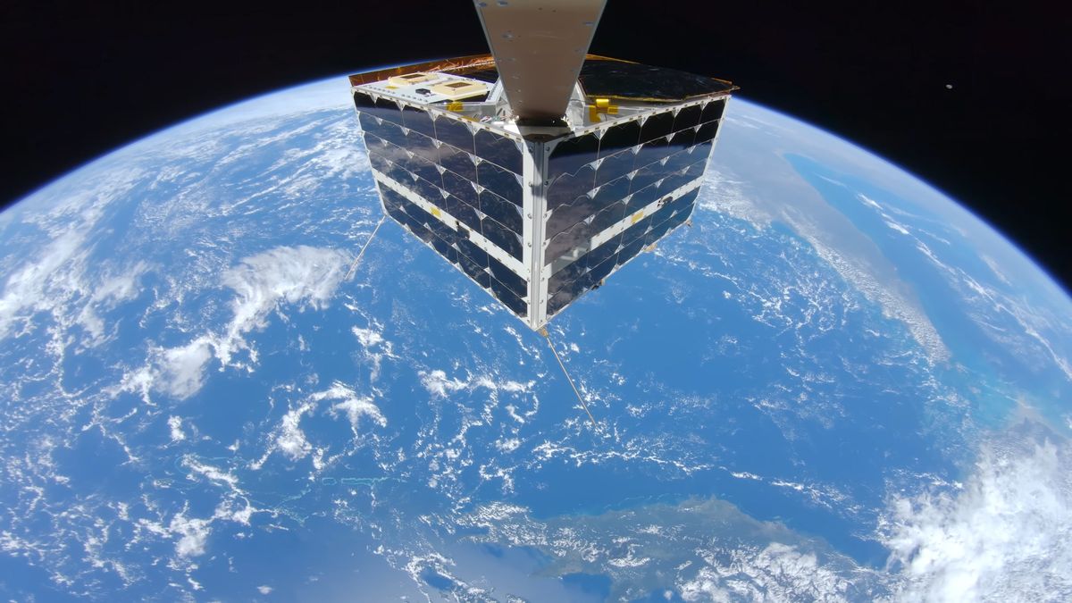 Wyciągnął ramię i strzelił nieziemskie selfie. Ten satelita wie, jak się pokazać 1