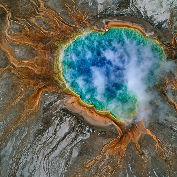 Edmaier fotografuje z powietrza, podróżuje z jednego regionu do drugiego lokalnymi liniami lotniczymi. Czasami krąży wokół fotografowanego obiektu kilka razy zanim uchwyci to co chciał. W swojej fotografii stara się oddać prawdę geograficzną ale  posługuje się także abstrakcją i alegorią. Jak sam mówi woda może budować nasze kraje albo je niszczyć.