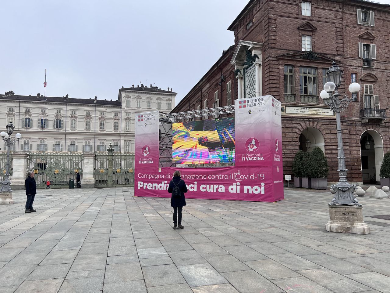 Telebim w centrum Turynu pokazuje, jak przebiega COVID-19 u człowieka 