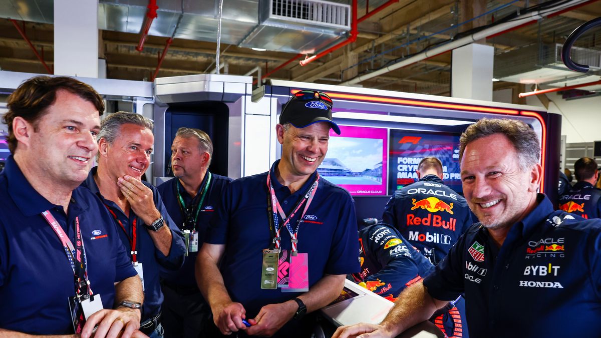 Zdjęcie okładkowe artykułu: Materiały prasowe / Red Bull / Na zdjęciu: władze Forda w rozmowie z Christianem Hornerem (po prawej)
