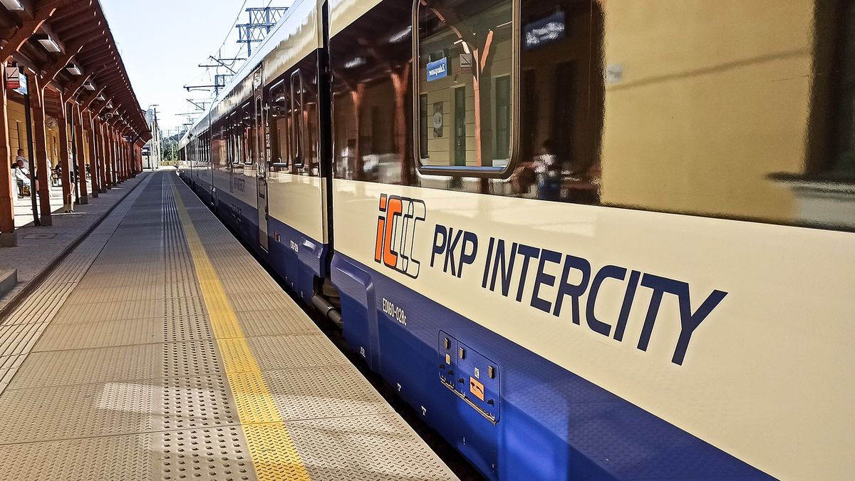 Pociąg PKP Intercity na stacji kolejowej.