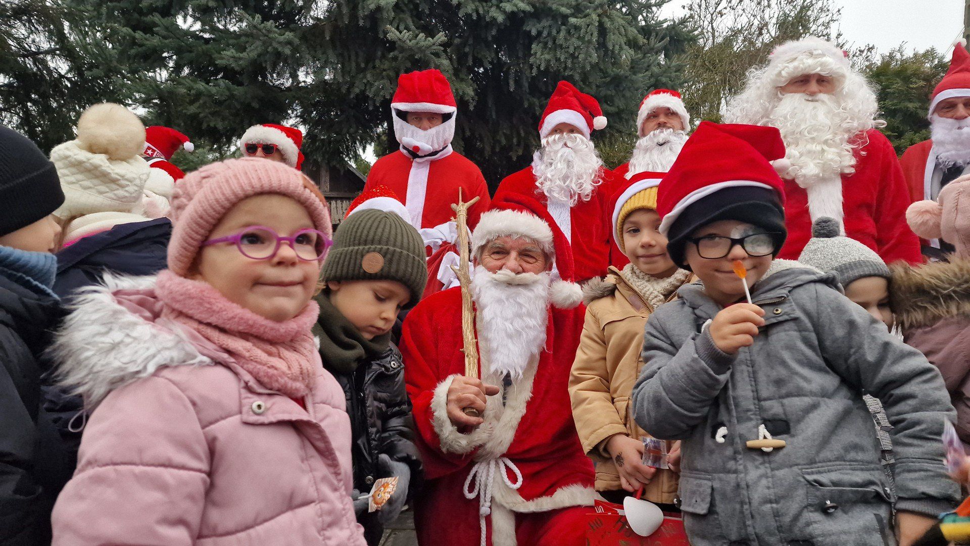 Motomikołaje w Wolborzu. Odwiedzili na motocyklach z przedszkoli na terenie miasta i gminy Wolbórz. Przywieźli prezenty słodkie prezenty.