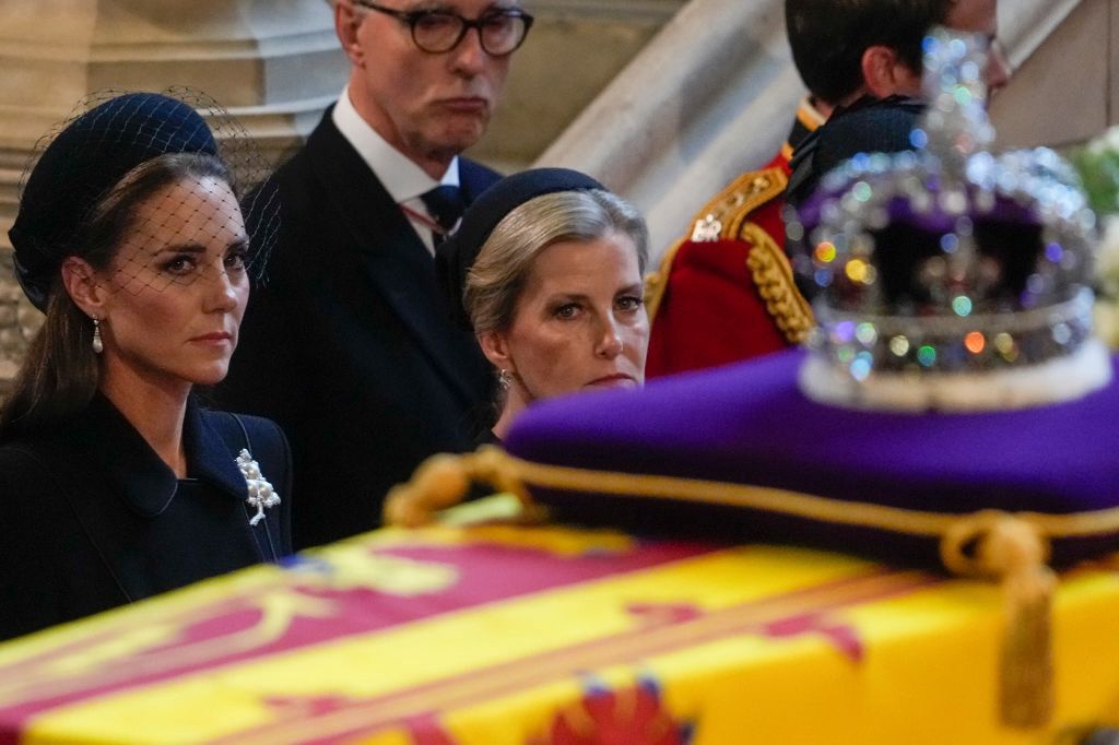 Księżna Kate i hrabina Sophie podczas czuwania przy trumnie królowej w nakryciach głowy wykonanych przez Monikę Ciesiełkiewicz projektu Jane Taylor
