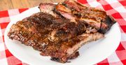 Żeberka z grilla będą aromatyczne i soczyste. Tylko wcześniej odpowiednio je zamarynuj