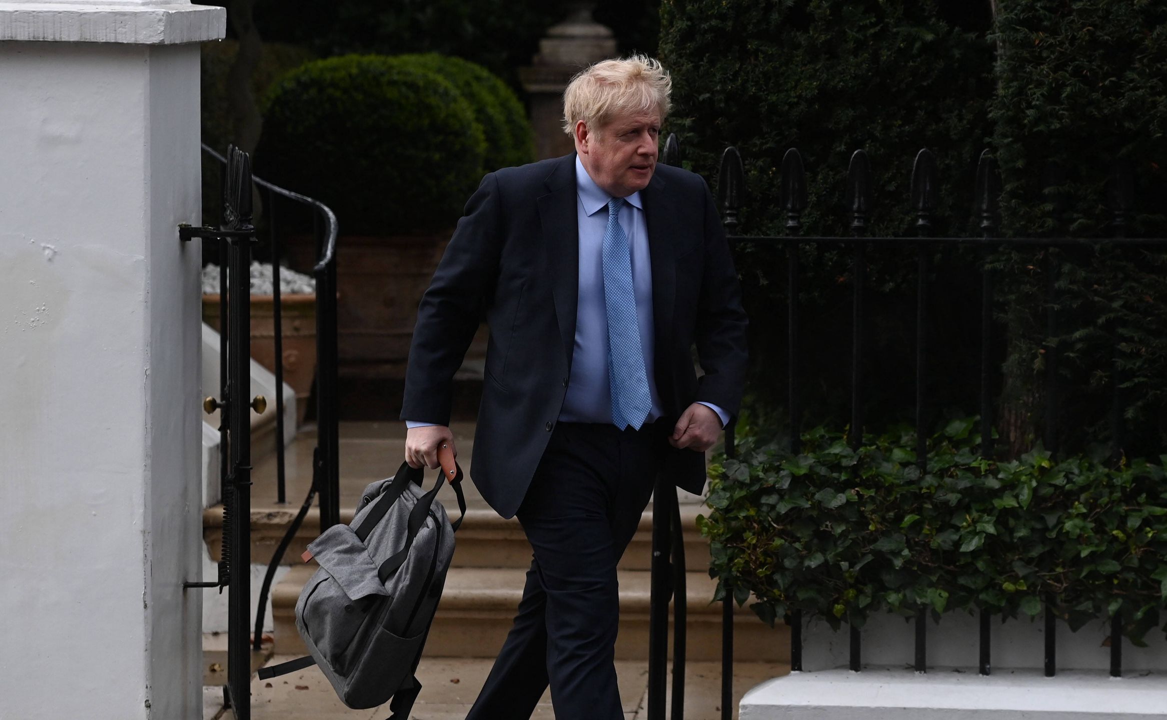 Former British prime minister Johnson due to give evidence to the Privileges Committee for Partygate
epa10536452 Britain's former Prime Minster Boris Johnson departs his home in London, Britain, 22 March 2023. Johnson is set to give evidence to MPs who are investigating accusations that he misled parliament over Partygate after breaching covid rules in 2020.  EPA/NEIL HALL 
Dostawca: PAP/EPA.
NEIL HALL