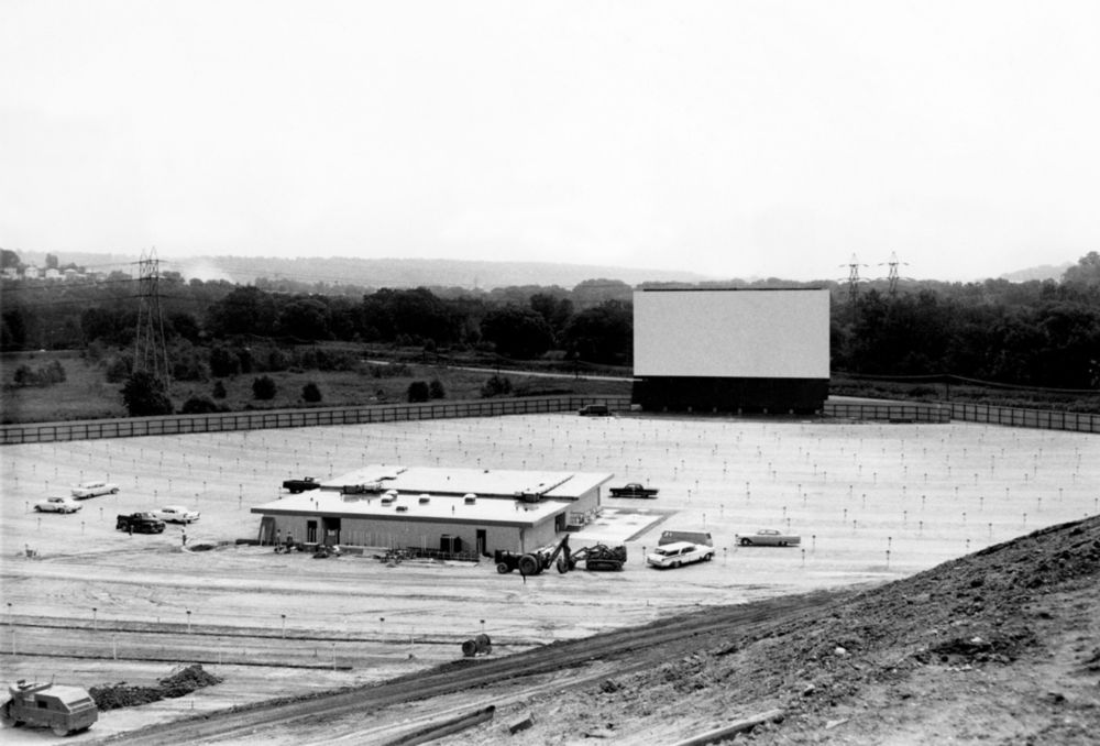 1957 - budowa kina samochdowego w Cleveland (Ohio)