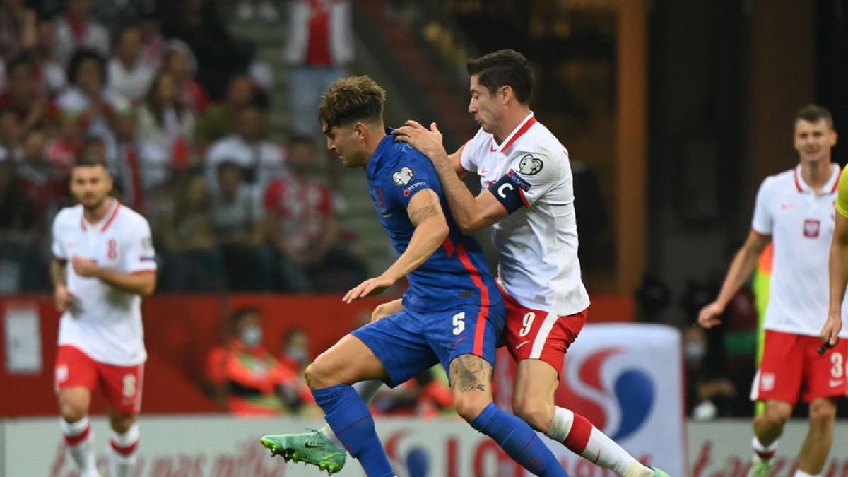 Getty Images / Ludmila Mitrega - The FA / Na zdjęciu: John Stones i Robert Lewandowski
