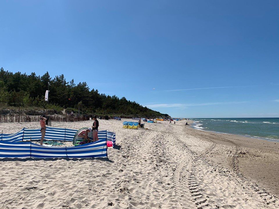 Parawany to w zasadzie jedyna "zapora" antykoronawirusowa na plażach