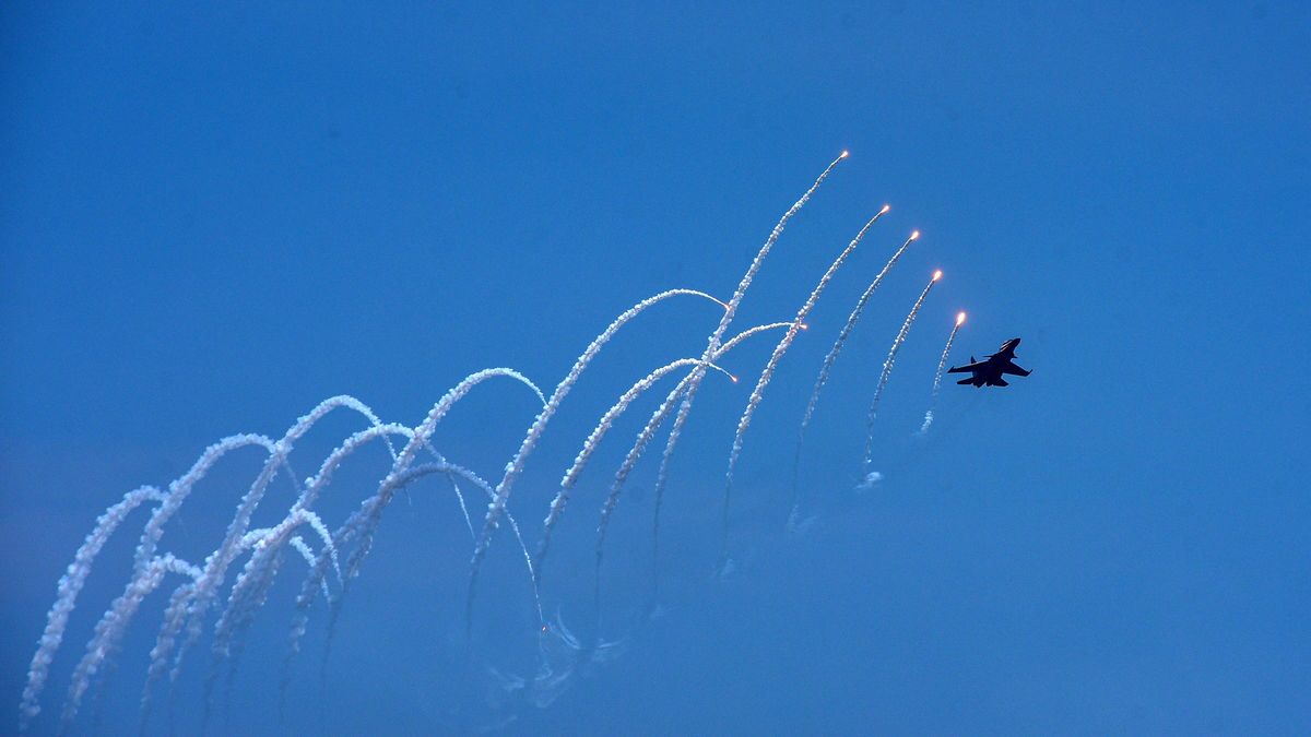 Indian Air Force Aerobatics Show ahead of 92nd anniversary of the Indian Air Force
epa11645231 A Sukhoi Su-30MKI fighter jet of the Indian Air Force (IAF) releases flares as it performs during an air show ahead of the Indian Air Force day celebrations at Marina beach in Chennai, India, 06 October 2024. The air show was part of the 92nd anniversary of the Indian Air Force (IAF) Day to be observed on 08 October.  EPA/RAGUL KRISHNAN 
Dostawca: PAP/EPA.
RAGUL KRISHNAN
show, air force, areobatics