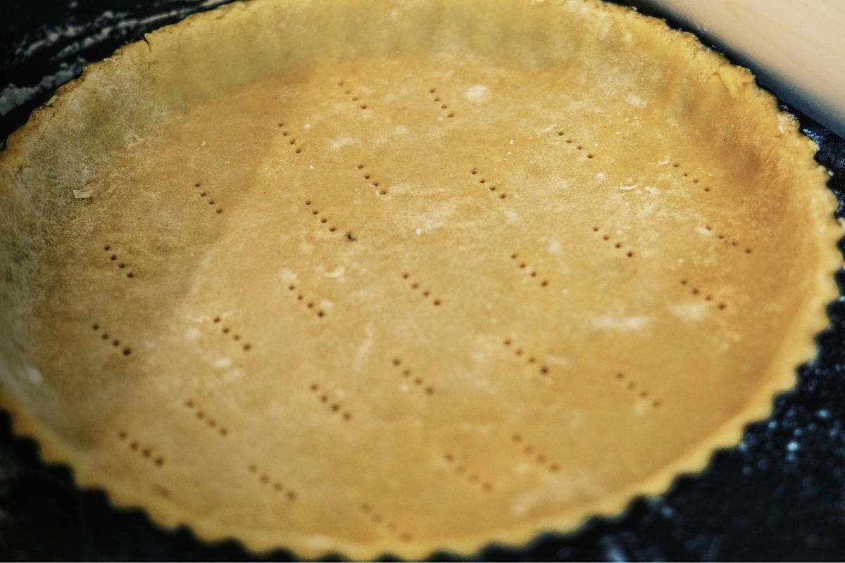 You can lay any stuffing on the fragile crust of the tart.