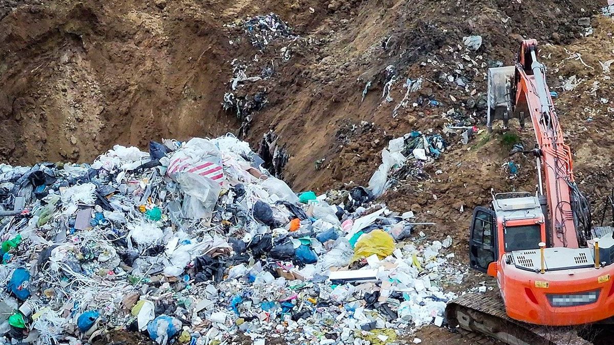 Nielegalne wysypisko śmieci przy S6 w Wielkopolsce