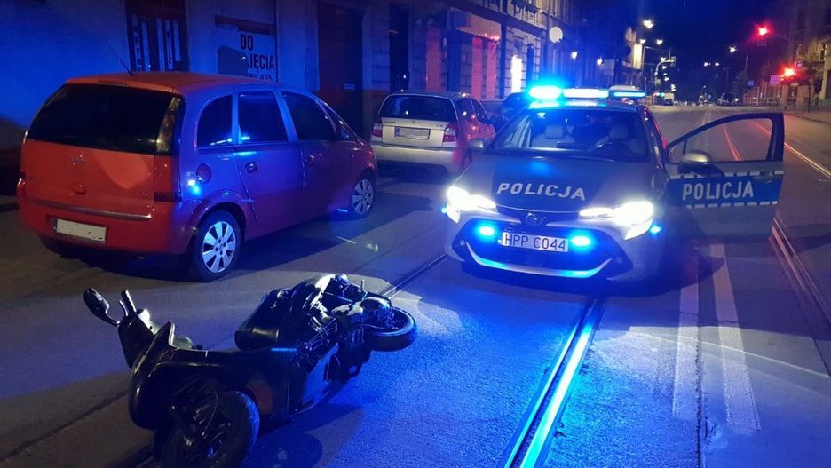 Chorzów. 15platek nocą szalał po mieście na kradzionym motorowerze.