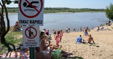 Substancja smolista nad Bałtykiem. Jest decyzja Sanepidu