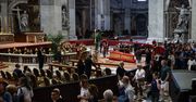 Tłumy wiernych w Watykanie. Trwają przygotowania do pogrzebu papieża