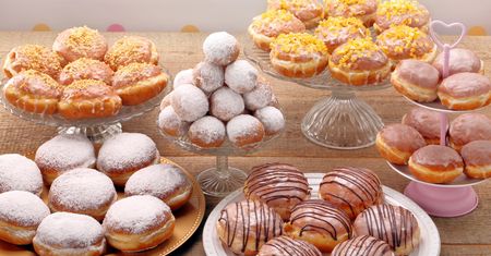 Tłusty Czwartek: pączki, oponki, faworki. Ile mają kalorii?