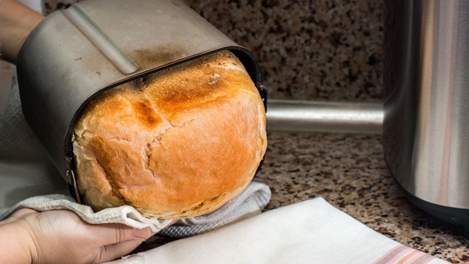 Wypiekacze do chleba zapewniają szybsze i sprawniejsze pieczenie, zamiast nich użyjesz też zwykłego piekarnika