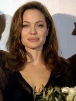 Angelina Jolie rodzi z matką