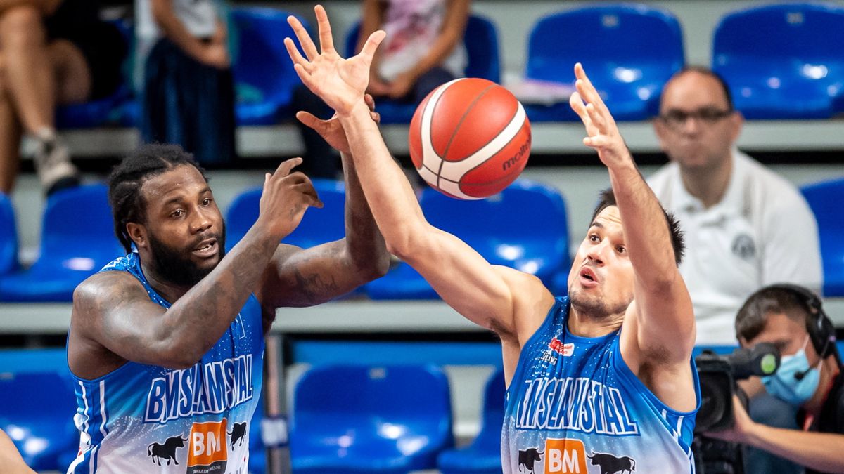 PAP / Tytus Żmijewski / Na zdjęciu: Zawodnicy Arged BMSlam Stali Ostrów Wlkp. Victor Rudd (L) i Josip Sobin (P) 