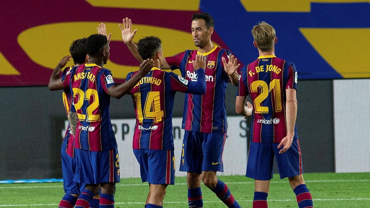Zdjęcie okładkowe artykułu: PAP/EPA / ENRIC FONTCUBERTA / Na zdjęciu: piłkarze FC Barcelona cieszą się z bramki