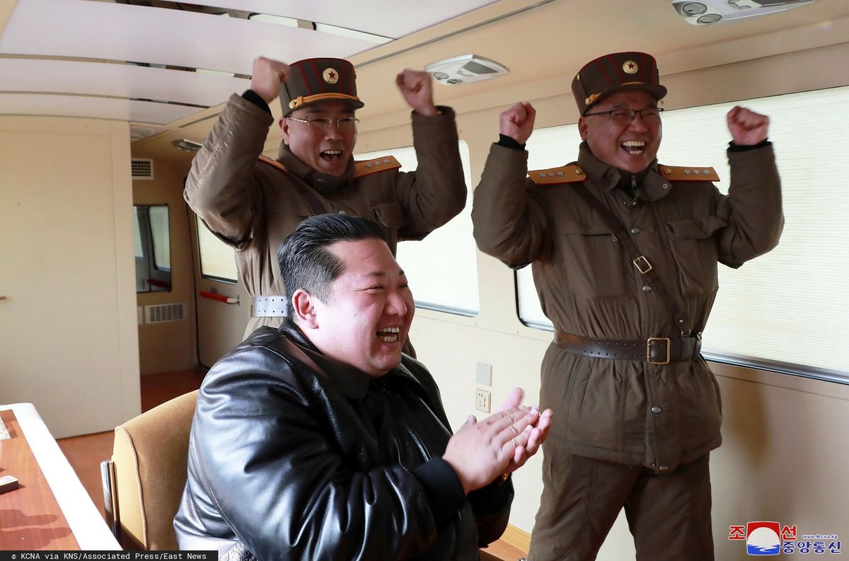 Kim Dzong Un obserwujący wystrzelenie pocisku międzykontynentalnego 