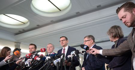 Wpinkę miał w kieszeni. Morawieckiego upomniał dziennikarz